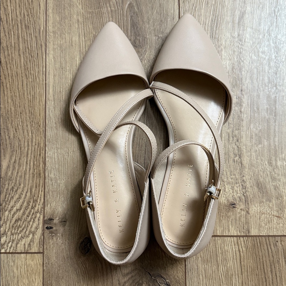 Kelly & Katie Eluna in Natural Pointed Toe Flats size 6.5